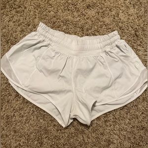 White lululemon hotty hot lined short 2.5, size 4 regular
